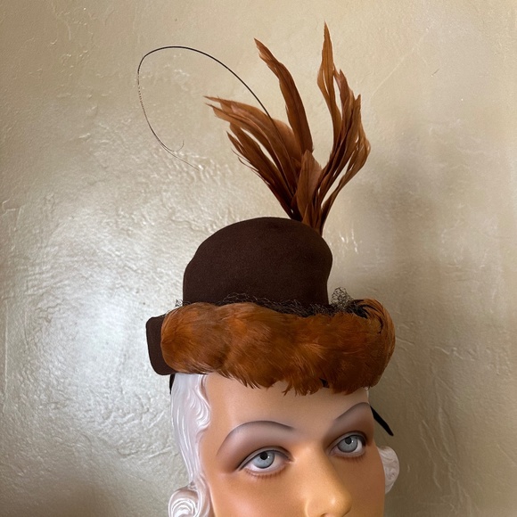AMAZING 1940s\' BROWN FELT HAT - FEATHERED BRIM + TALL FEATHERS AND FELT STRIPS main image 14